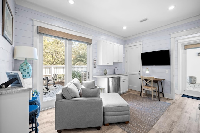 living room featuring light wood finished floors, visible vents, and recessed lighting