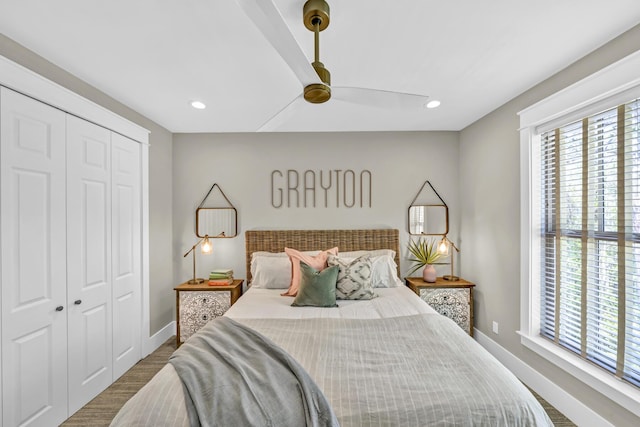 bedroom with recessed lighting, wood finished floors, a ceiling fan, baseboards, and a closet