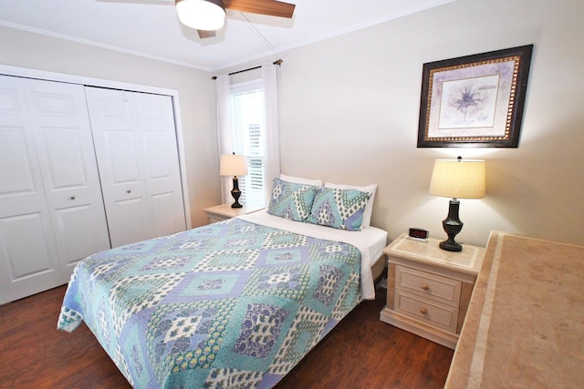 bedroom with ceiling fan, ornamental molding, a closet, and wood finished floors