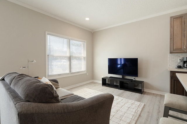 living room featuring recessed lighting, baseboards, light wood finished floors, and ornamental molding