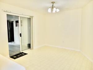 spare room featuring baseboards and a notable chandelier