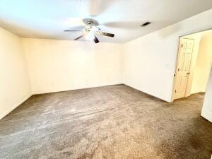 carpeted empty room featuring a ceiling fan