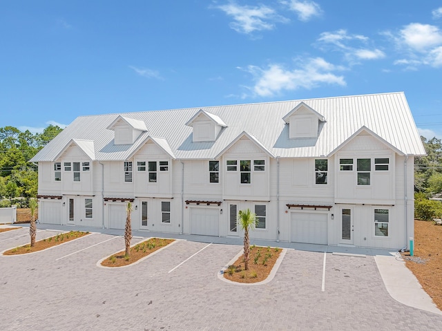 view of front of house with metal roof and driveway