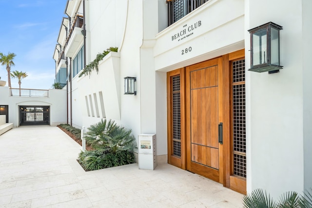 view of exterior entry with stucco siding