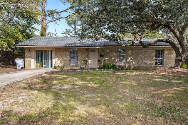 ranch-style house featuring a front lawn and brick siding