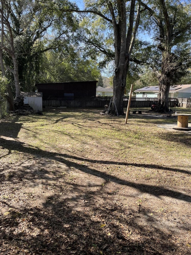 view of yard featuring an outdoor structure