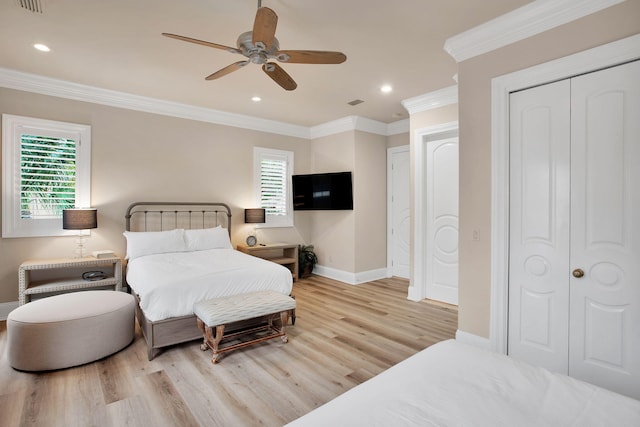 bedroom featuring ornamental molding, a ceiling fan, recessed lighting, light wood finished floors, and baseboards