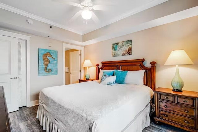 bedroom featuring baseboards, dark wood finished floors, and a ceiling fan