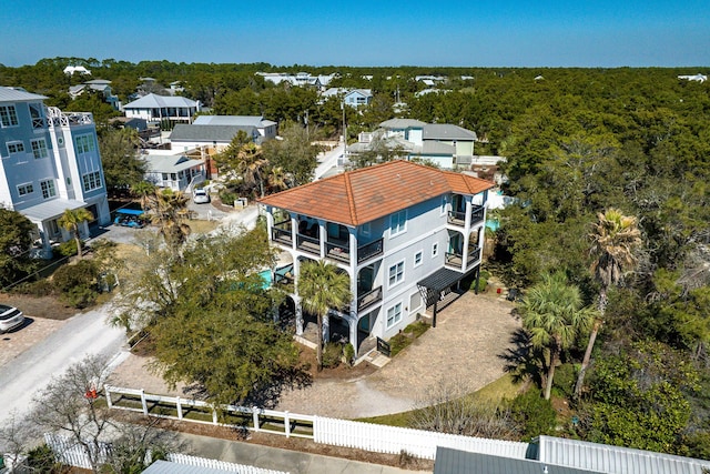 birds eye view of property featuring a residential view and a forest view