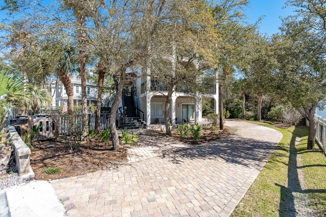 view of front of home with a fenced front yard