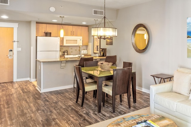 dining space featuring recessed lighting, baseboards, visible vents, and dark wood-style flooring