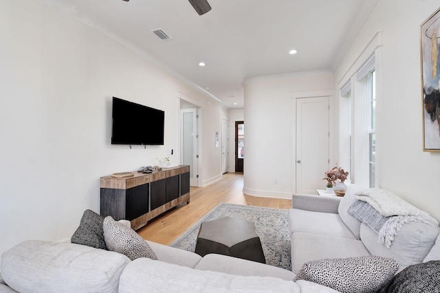 living room featuring recessed lighting, visible vents, light wood-style flooring, ornamental molding, and baseboards