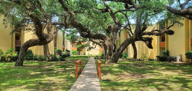 view of property's community featuring a lawn