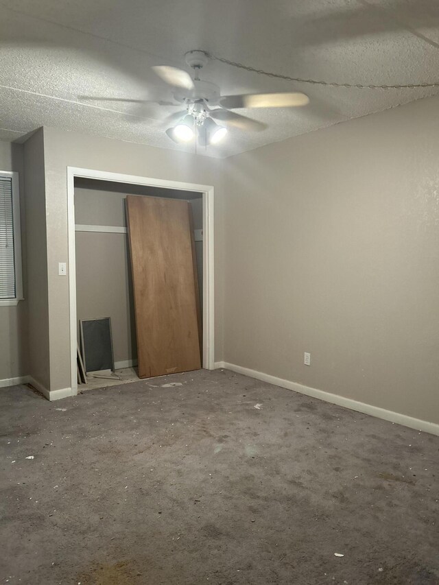 unfurnished bedroom featuring a ceiling fan, a closet, and baseboards