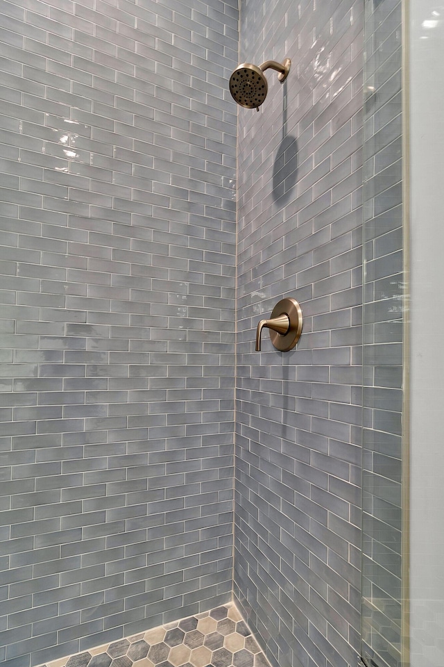 bathroom featuring a tile shower