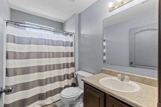 full bathroom featuring a shower with curtain, vanity, and toilet