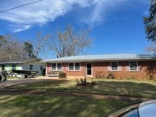 single story home with a front lawn