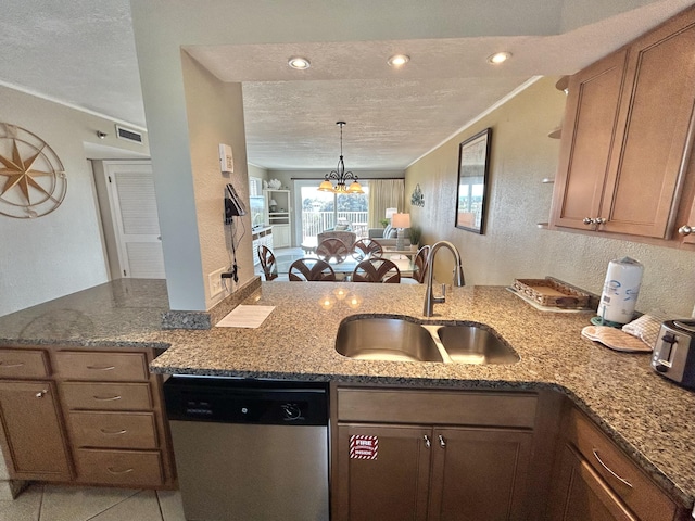 kitchen with an inviting chandelier, a sink, a textured ceiling, dishwasher, and a peninsula