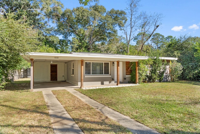 view of front of property featuring a carport, fence, a front lawn, and concrete driveway