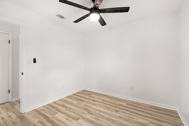 unfurnished room featuring light wood-style floors, visible vents, baseboards, and a ceiling fan