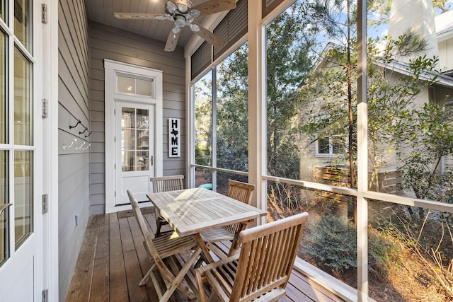 sunroom / solarium with a ceiling fan