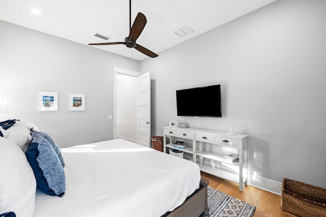 bedroom featuring light wood-style flooring, visible vents, ceiling fan, and baseboards