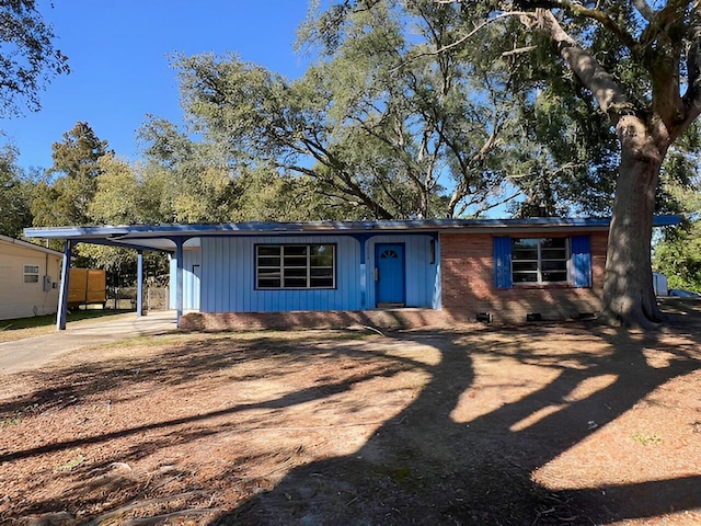 view of front facade with a carport and driveway