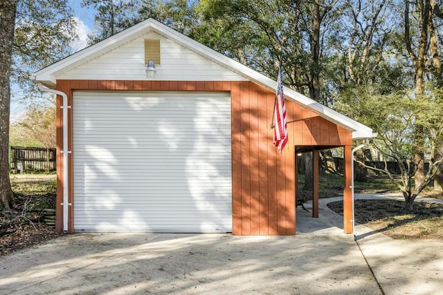 detached garage featuring concrete driveway