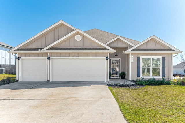 view of front of property featuring a front lawn, roof with shingles, driveway, and an attached garage