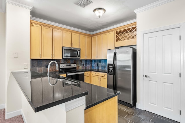 kitchen with visible vents, a peninsula, a sink, stainless steel appliances, and tasteful backsplash