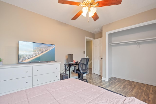 bedroom with ceiling fan, a closet, baseboards, and wood finished floors