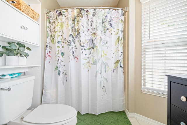 full bath featuring a textured ceiling, curtained shower, vanity, and toilet