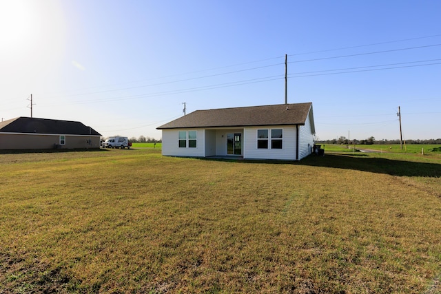 view of front facade with a front yard