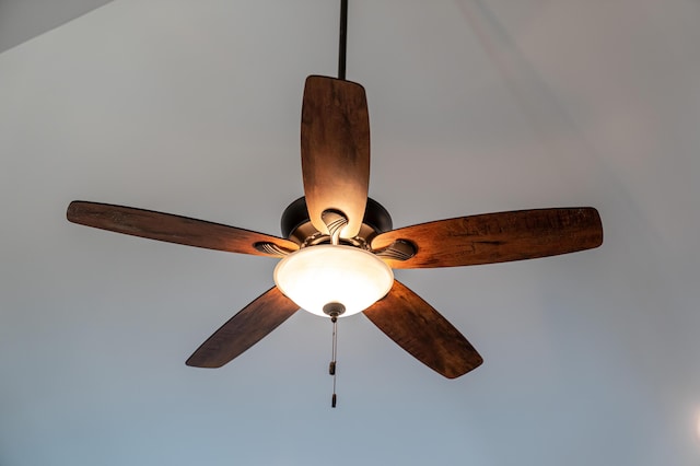 room details featuring ceiling fan