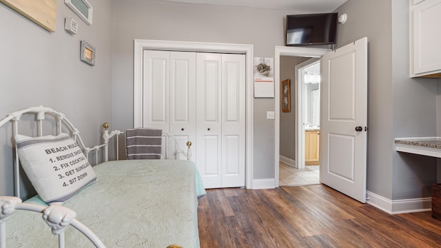 20 N Wildflower Dr Unit 512, Santa Rosa Beach, FL 32459 - bedroom with dark wood finished floors, baseboards, and a closet