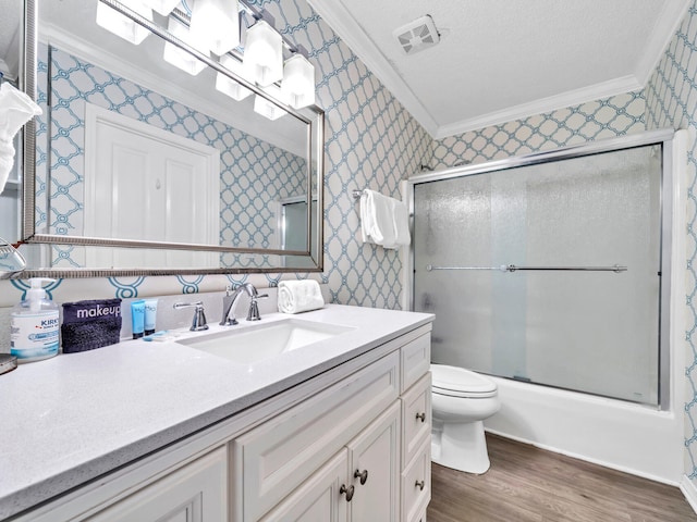 bathroom featuring wallpapered walls, visible vents, ornamental molding, and wood finished floors