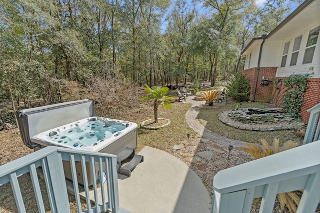 view of yard with a hot tub