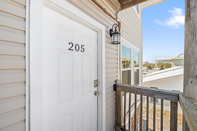 entrance to property featuring a balcony