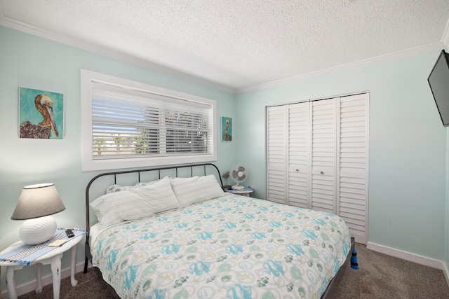 bedroom featuring carpet floors, a textured ceiling, ornamental molding, and a closet