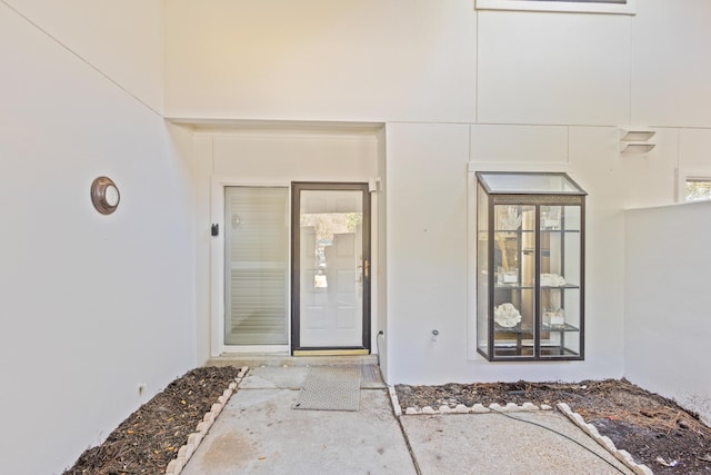 view of exterior entry with stucco siding