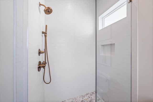 full bathroom featuring a tile shower