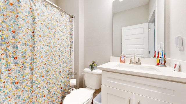 full bath featuring toilet, curtained shower, and vanity