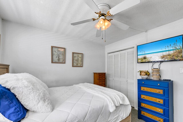909 Santa Rosa Blvd Unit 537, Fort Walton Beach, FL 32548 - bedroom featuring vaulted ceiling, a ceiling fan, a closet, and a textured ceiling