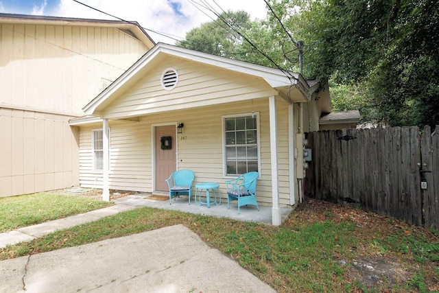 view of front of property featuring fence