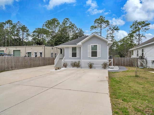 view of front of property featuring fence and a front lawn