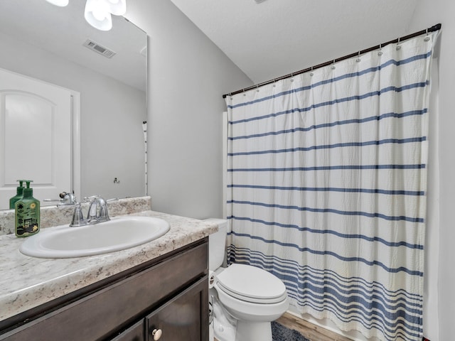 full bath with toilet, vanity, visible vents, and a shower with curtain