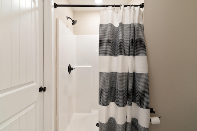 bathroom featuring curtained shower