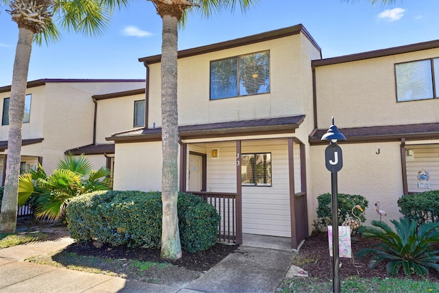 townhome / multi-family property featuring stucco siding