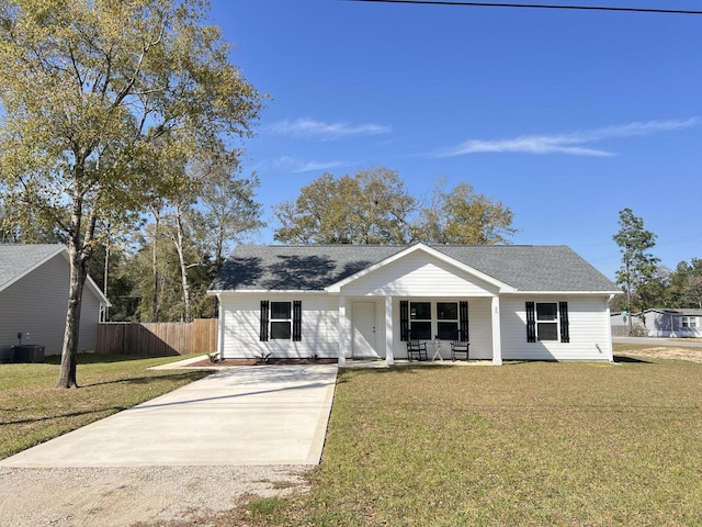 view of front of house featuring a porch, fence, and a front lawn