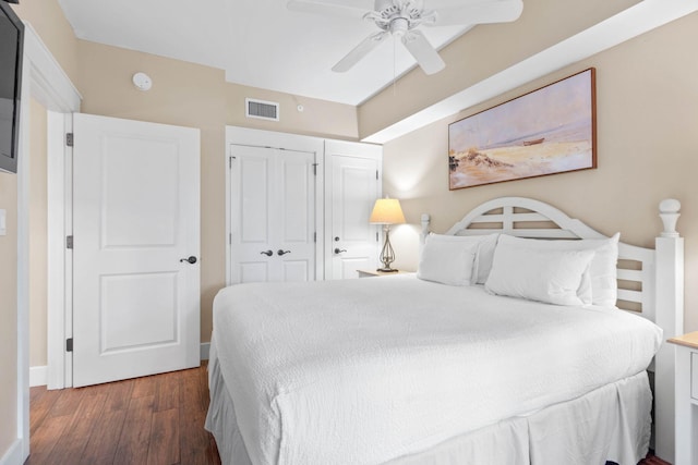 bedroom featuring wood finished floors, baseboards, visible vents, ceiling fan, and a closet